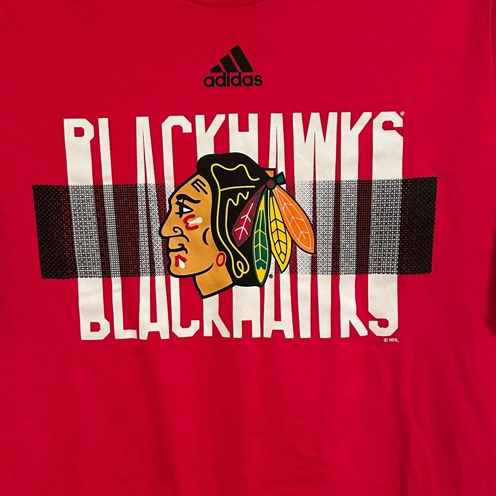 Adidas NHL Chicago Blackhawks Amplifier Graphic Tee T-Shirt Mens Size Medium Red